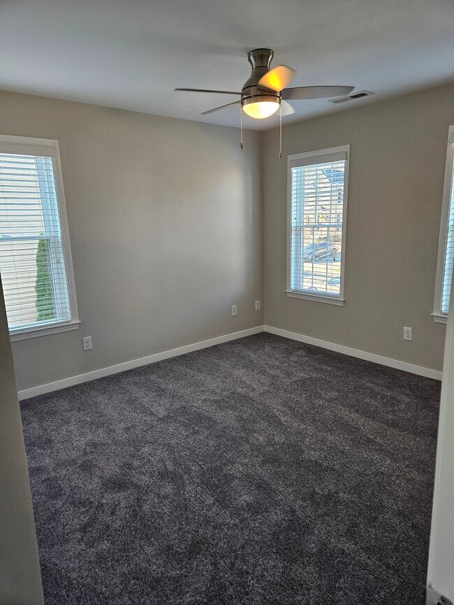 Building Photo - 919 Middle Ground Ave