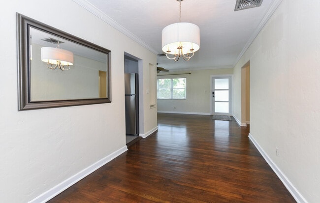 Building Photo - 340 Russlyn Dr