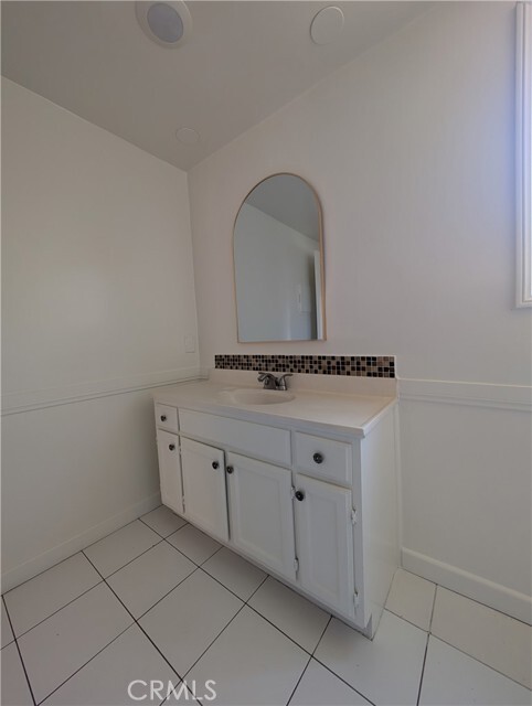 Building Photo - 665 W Altadena Dr