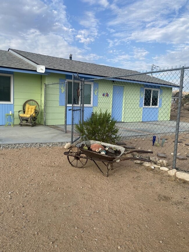 Building Photo - Furnished 2BR Joshua Tree Retreat | Ideal for 3–6 Month Stay |
