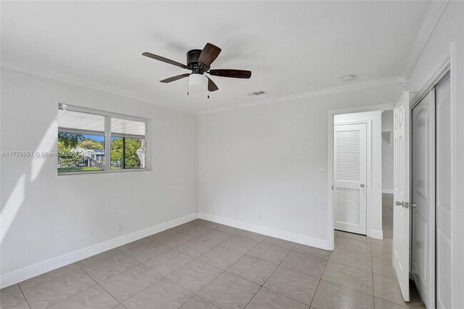 Building Photo - 924 N 30th Rd