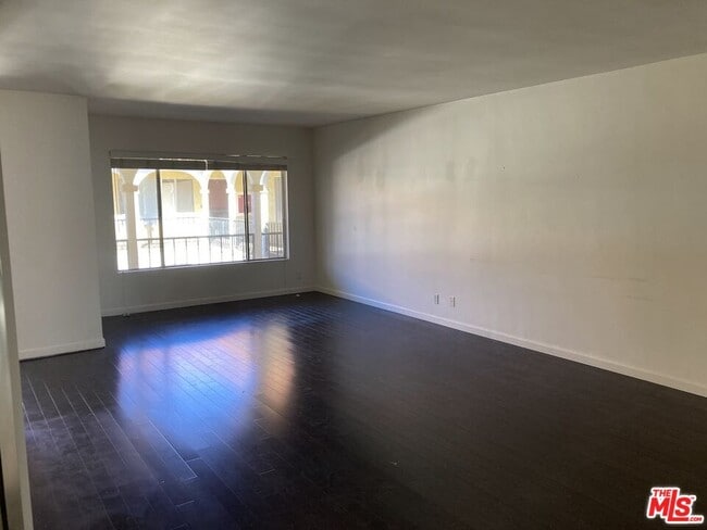 Building Photo - 1033 6th St