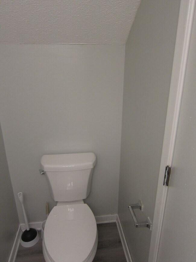 Building Photo - Highly Coveted 1 BD/1.5BA Loft Townhome in Waterwoods - Incl Utils