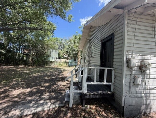 Building Photo - Charming Rental Property with Modern Upgrades and Convenient Location!