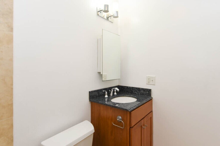 Building Photo - 628 W Wrightwood Ave