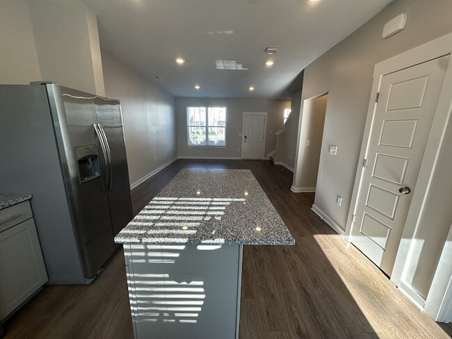 Building Photo - 1730 Frodo Wy