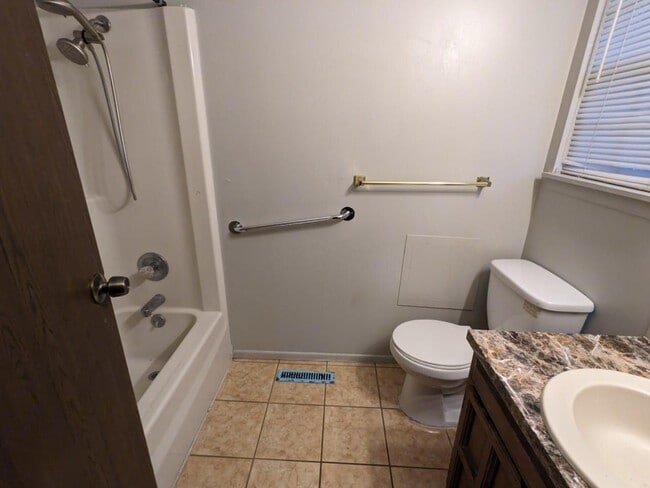 Building Photo - 5108 E Looman St