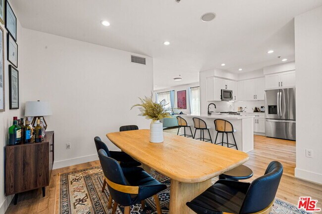 Building Photo - 6020 S Seabluff Dr