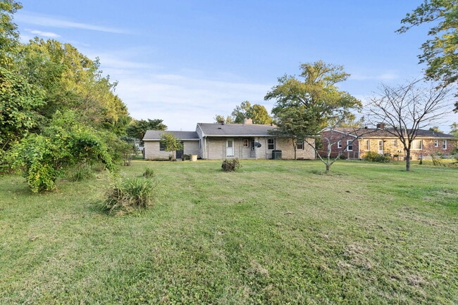 Building Photo - 1032 Algonquin Trail