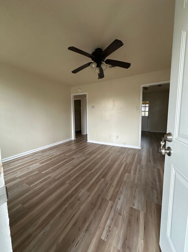 Building Photo - 2 bedroom