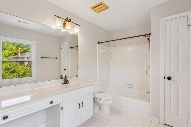 Building Photo - Magnificent 5 Bedroom, 4.5 Bathroom Bethes...