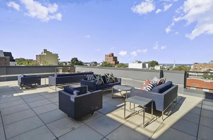 Building Photo - 695 6th Ave