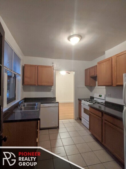 Building Photo - 1129 W Oakdale Ave