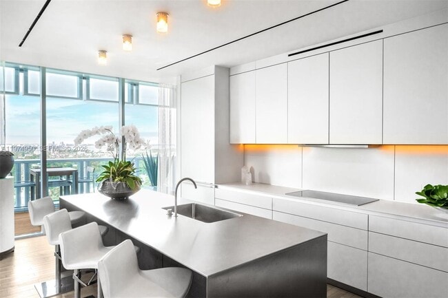 Building Photo - 2901 Collins Ave