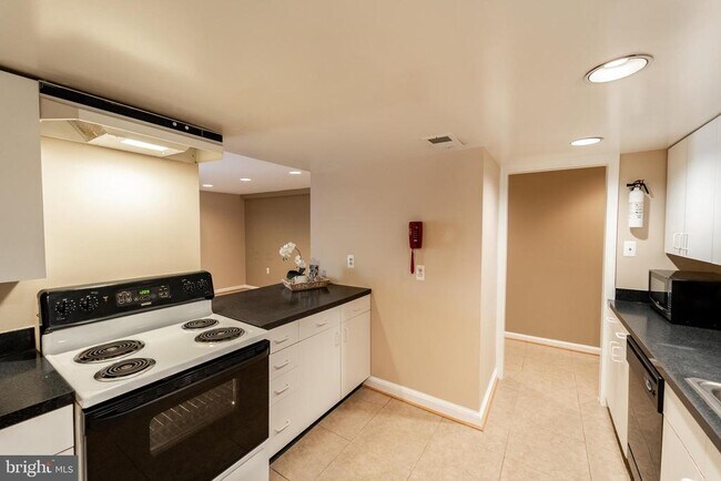 Building Photo - 1408 Hopkins St NW