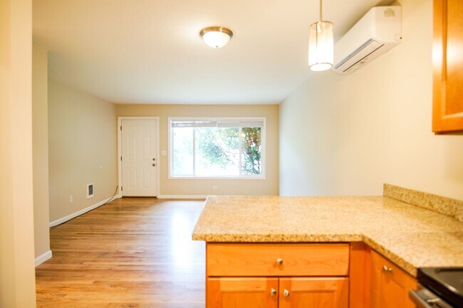 Building Photo - Updated Vintage 2Bed Courtyard Flat w/ AC & DW by Mt. Tabor!