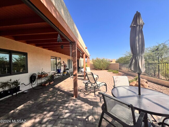 Building Photo - 7600 N Sonoma Way
