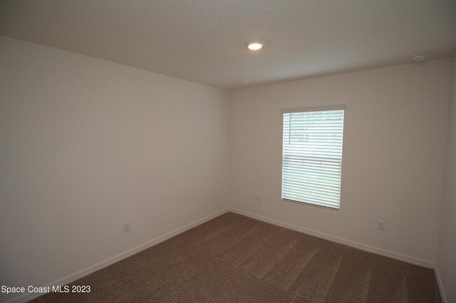 Building Photo - 256 Trembley Ave SW