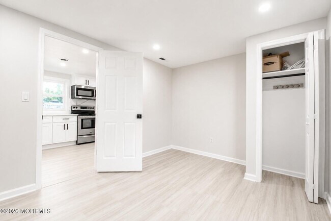 Building Photo - 246 Brookside Ave