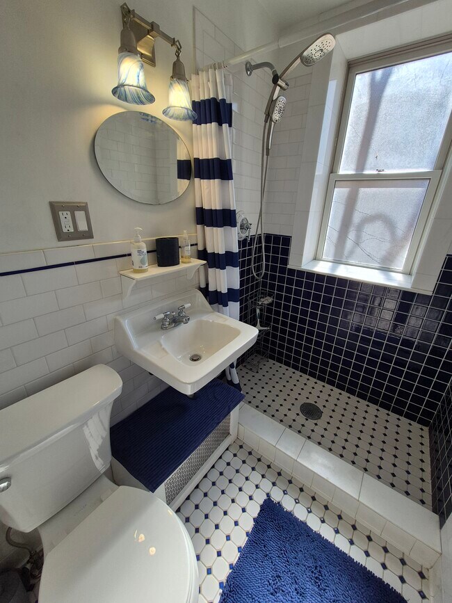 Building Photo - 1311 Yale Pl