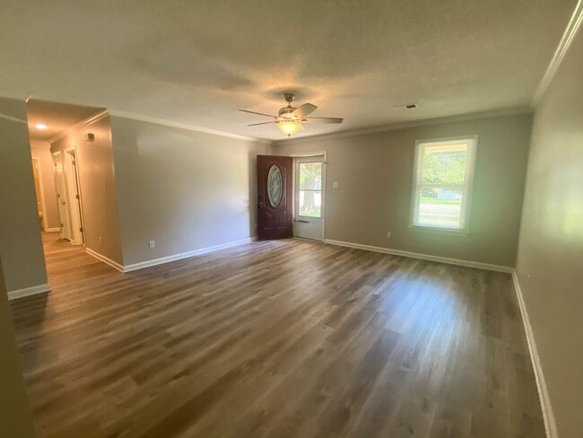Building Photo - 4 bed, 2 bath spacious home on large lot i...