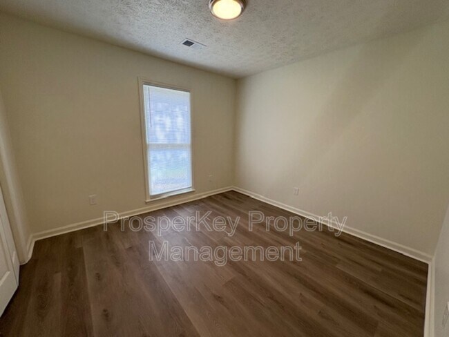 Building Photo - 205 Bonanza Dr