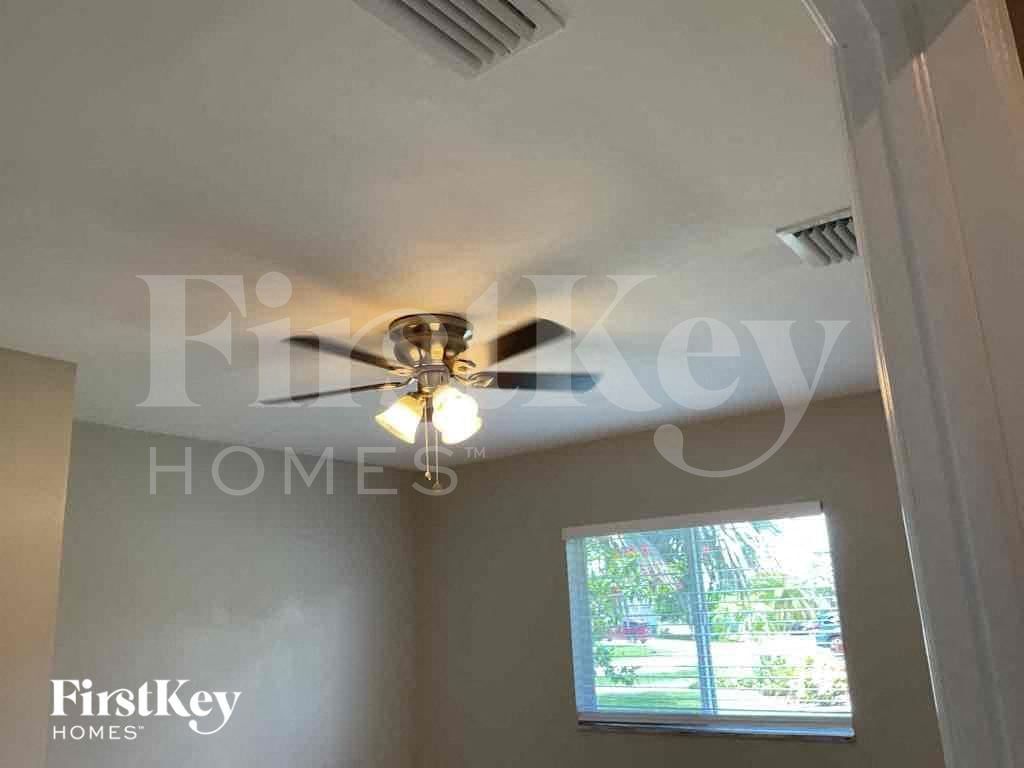 Building Photo - 314 SE 15th St