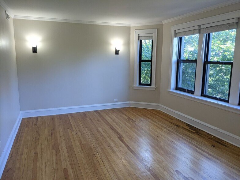 Building Photo - 716 Reba Pl