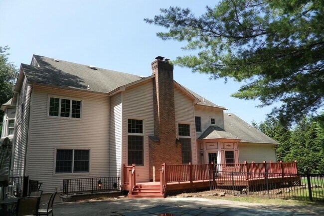 Building Photo - 765 Colonial Rd