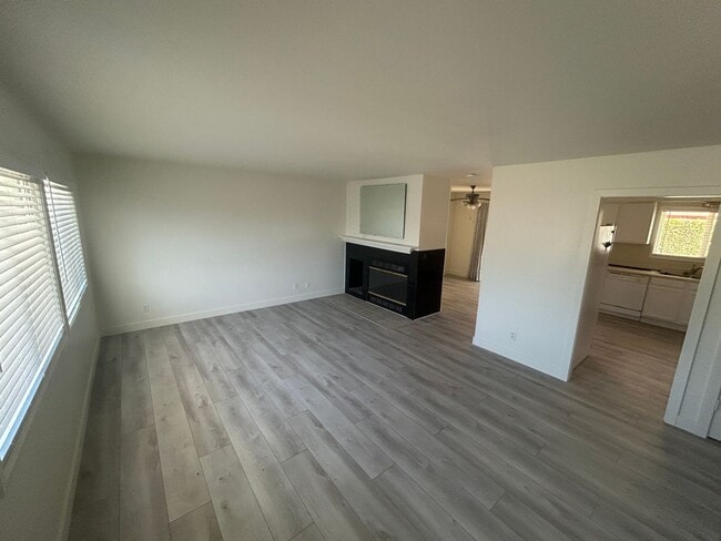 Building Photo - East End 4 Bedroom Home!