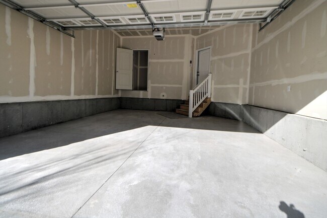 Building Photo - 4 Bedroom 3 Bathroom Townhome in Lehi!