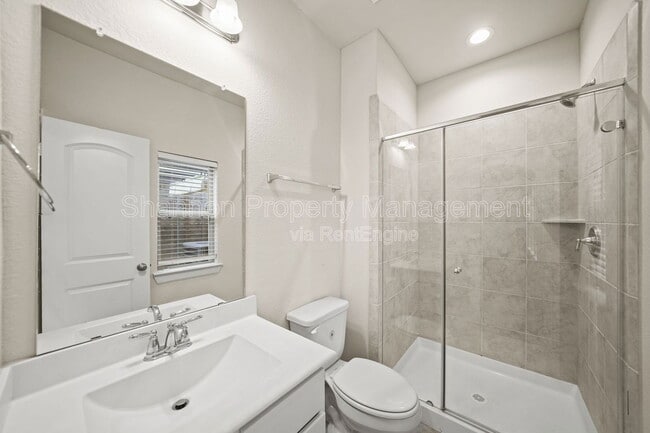 Building Photo - 2025 Cambridge Heights Pl