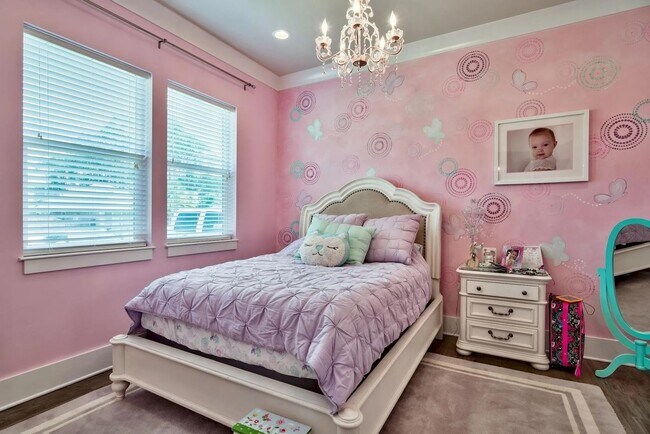 Building Photo - Spacious 4-Bedroom Home for Long-Term Leas...