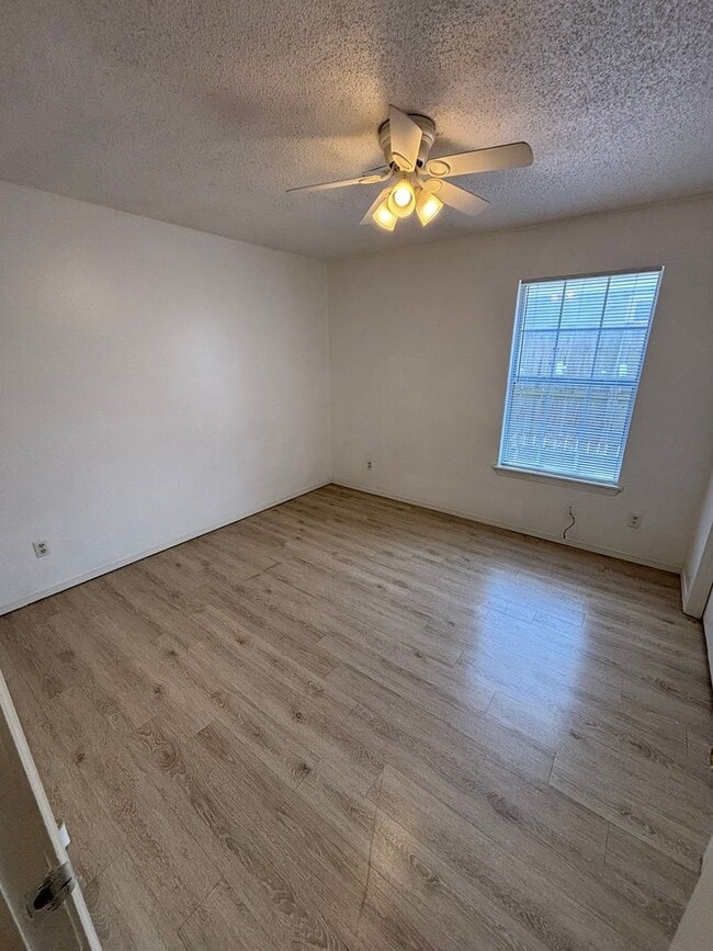 Building Photo - Cozy 2 bedroom 1.5 bath Lawn Maintenance I...