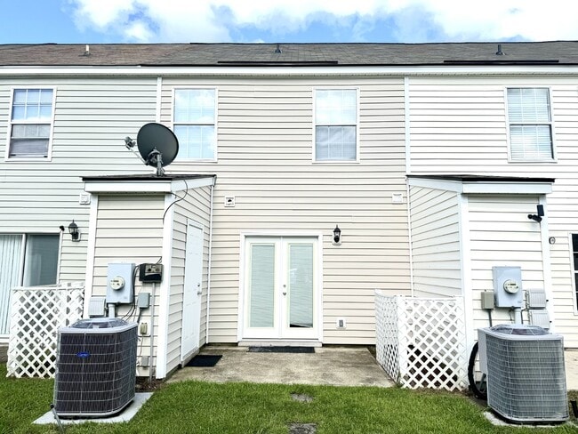 Building Photo - Updated Townhome in University Park!