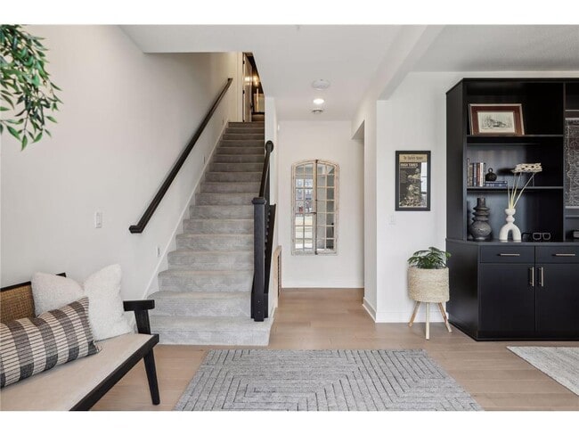 Building Photo - 870 Mount Curve Blvd