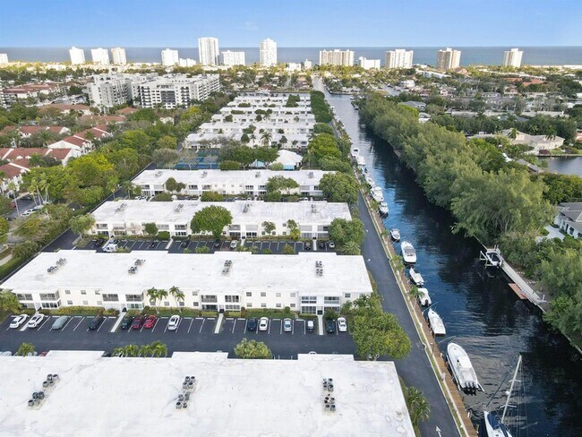 Building Photo - 6397 Bay Club Dr