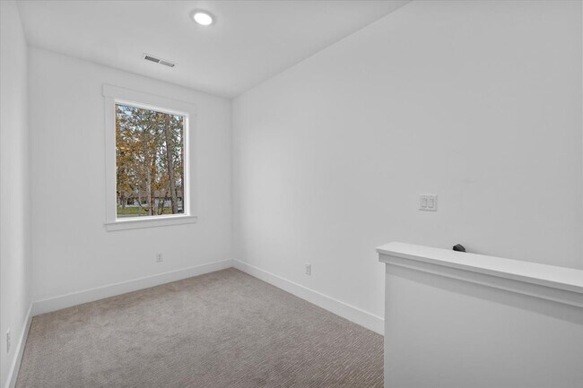 Building Photo - 208 Bogey Ln