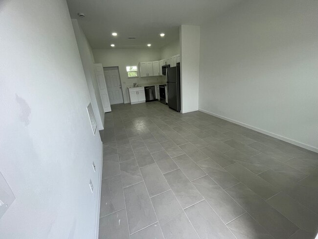 Building Photo - Bright & Modern 2 Bed-1 Bath Pet-Friendly Home in desirable Alva, FL!