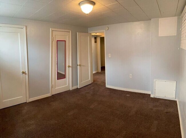 Building Photo - Cozy Basement Apartment - Centrally Located!