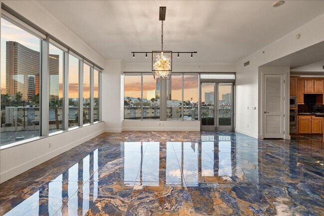 Building Photo - Fabulous Highrise Condo with Stripe Views!