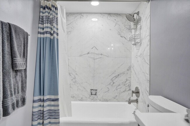 Building Photo - 1021 Hillsboro Mile