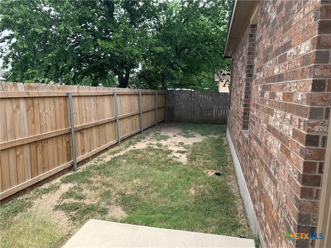 Building Photo - 901 Brown Rock Dr