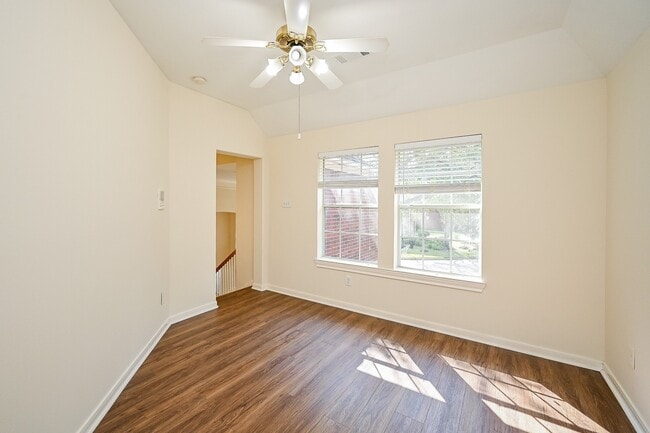 Building Photo - 1547 Lakeside Enclave Dr