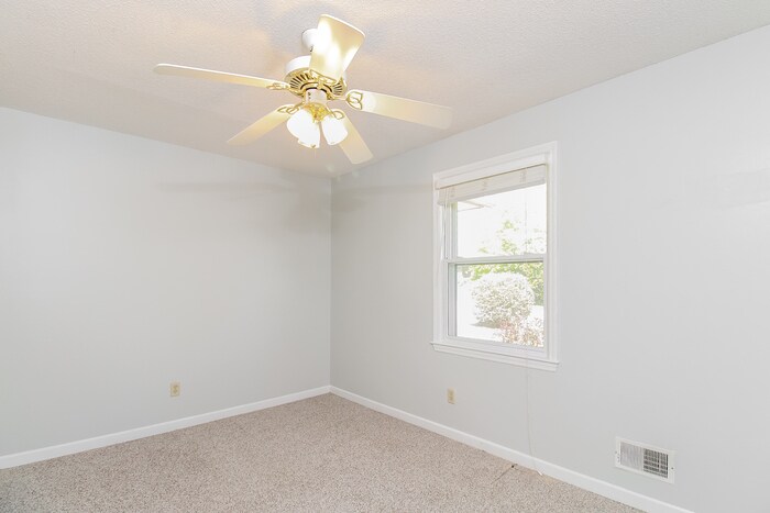 Building Photo - 107 Sedgewood Ln