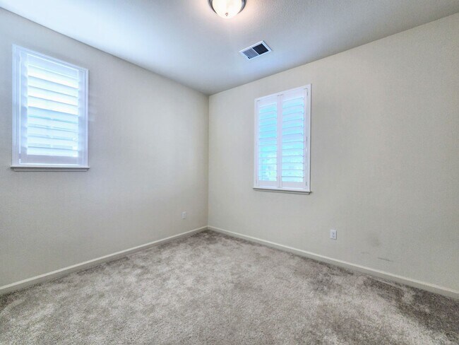 Building Photo - 4 Bedroom Home in W Section