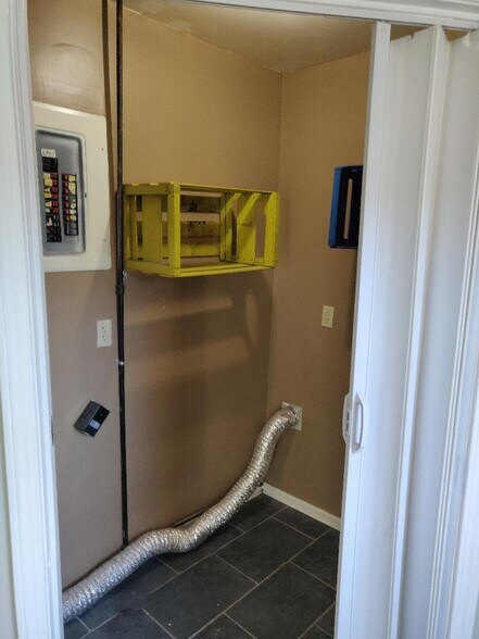 laundry room - 3158 Oak St