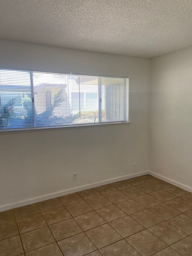 Building Photo - 2 Bdrm, 1 Bath Condo in Sacramento