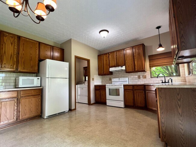 Building Photo - 758 N Starr Dr