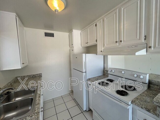 Building Photo - 550 El Cielo Rd